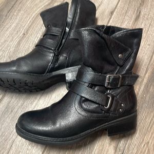 Leather boots with fur inside, size 9M, never worn